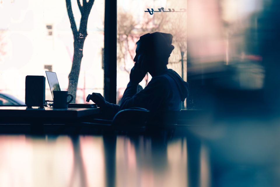 Devenir digital nomade procure une grande liberté de déplacement, mais impose une certaine discipline professionnelle.
